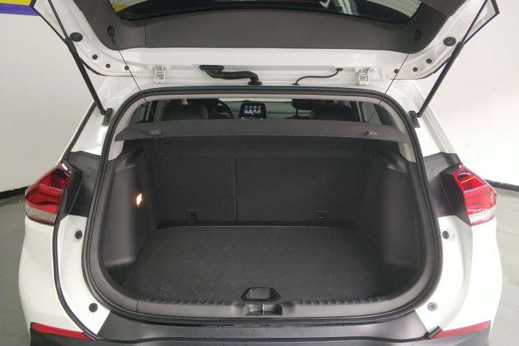 Used Chevrolet Trax 2021 Redline 335T CVT Top-Tier Model China VI Standard Trunk