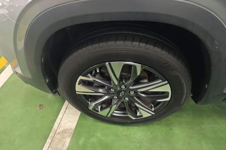 Used Chevrolet Trax 2022 Encore RS 1.5T CVT CoolMAX Left Front Wheel Hub