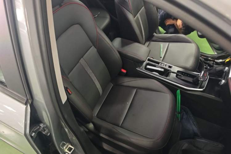 Used Chevrolet Trax 2022 Encore RS 1.5T CVT CoolMAX Right Front Seat