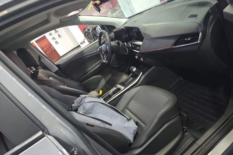 Used Chevrolet Trax 2022 Encore RS 1.5T CVT CoolPro Right Front Seat