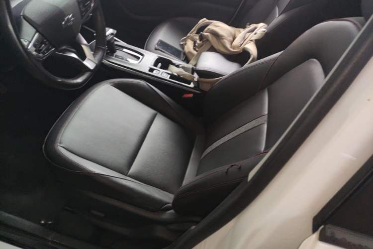 Used Chevrolet Trax 2022 Encore RS 1.5T CVT CoolMAX Left Front Seat