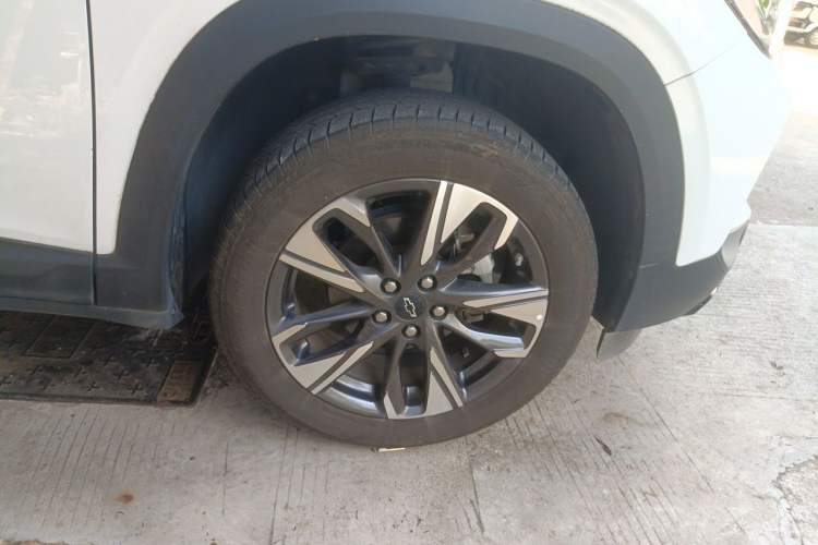 Used Chevrolet Trax 2022 Encore RS 1.5T CVT CoolPro Right Front Wheel Hub