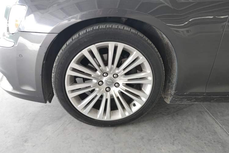 Used Chrysler 300C 2014 3.0L Excellence Edition Left Front Wheel Hub