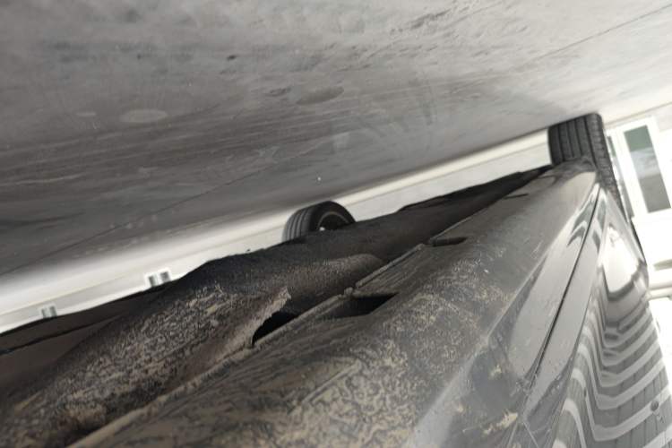 Used Chrysler 300C 2014 3.0L Excellence Edition Right Side Sill