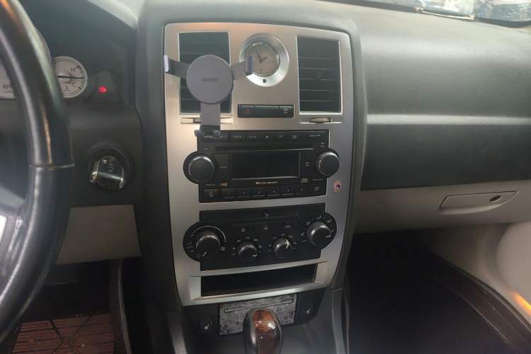 Used Chrysler 300C 2004 3.5 V6 Audio And AC Panel