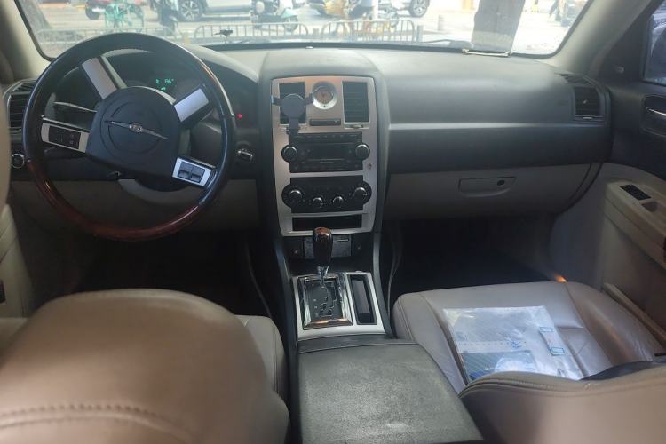Used Chrysler 300C 2004 3.5 V6 Center Console