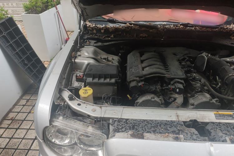 Used Chrysler 300C 2004 3.5 V6 Engine Bay Right