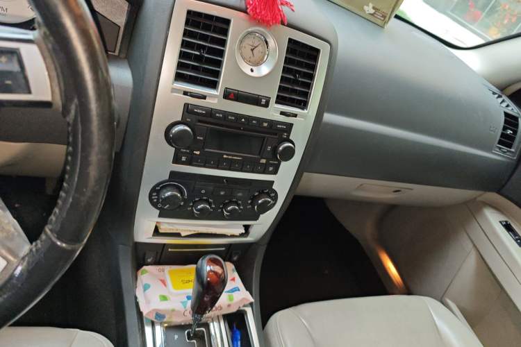 Used Chrysler 300C 2006 2.7L Luxury Edition Audio And AC Panel