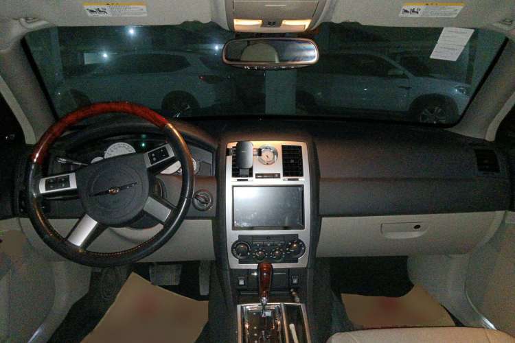 Used Chrysler 300C 2006 5.7L Luxury Navigation Edition Center Console