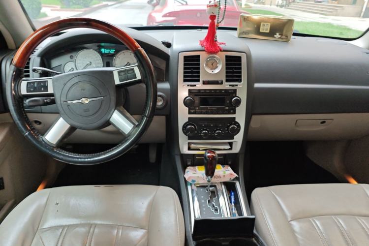 Used Chrysler 300C 2006 2.7L Luxury Edition Center Console