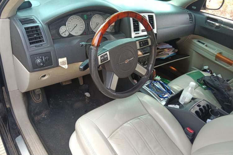 Used Chrysler 300C 2006 2.7L Luxury Edition Center Console
