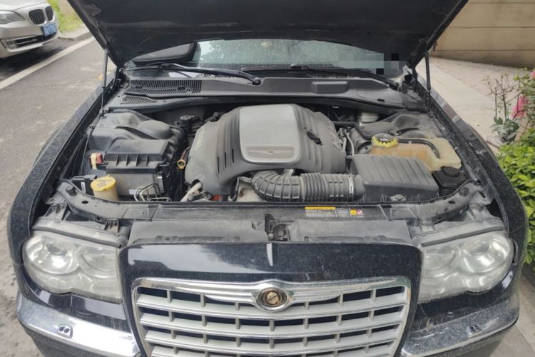 Used Chrysler 300C 2006 5.7L Luxury Navigation Edition Engine Bay