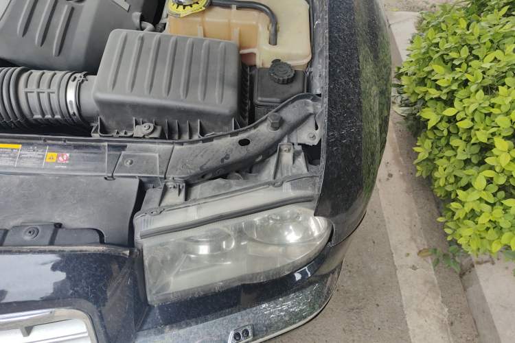 Used Chrysler 300C 2006 5.7L Luxury Navigation Edition Engine Bay Left