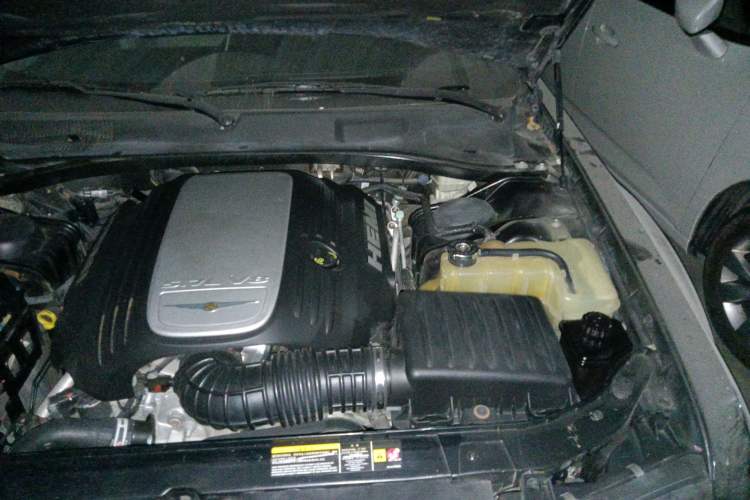 Used Chrysler 300C 2006 5.7L Luxury Navigation Edition Engine Bay Left