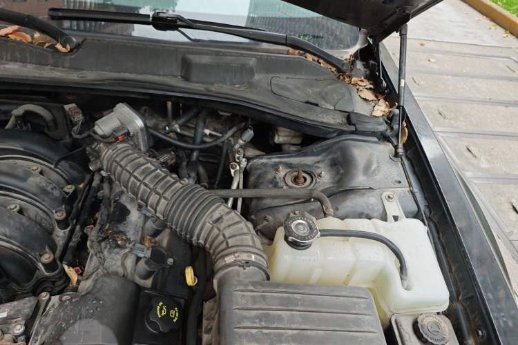 Used Chrysler 300C 2006 2.7L Luxury Edition Engine Bay Left