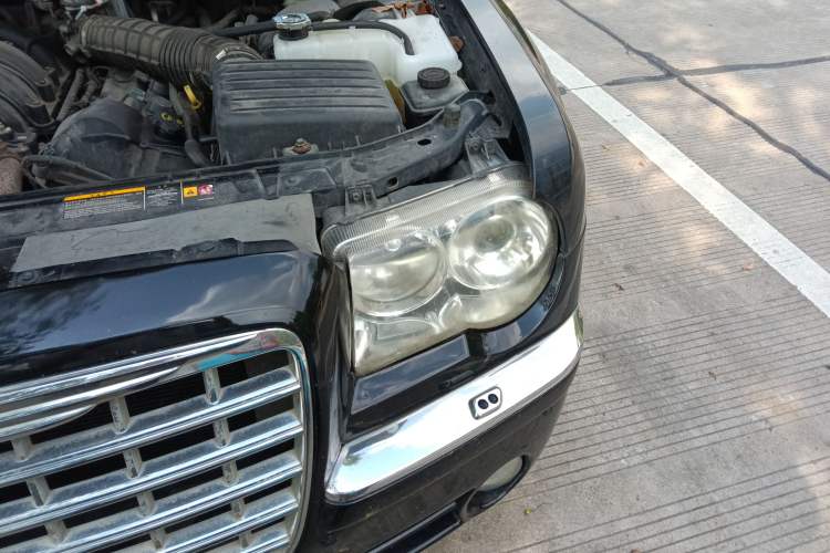 Used Chrysler 300C 2006 2.7L Luxury Edition Engine Bay Left