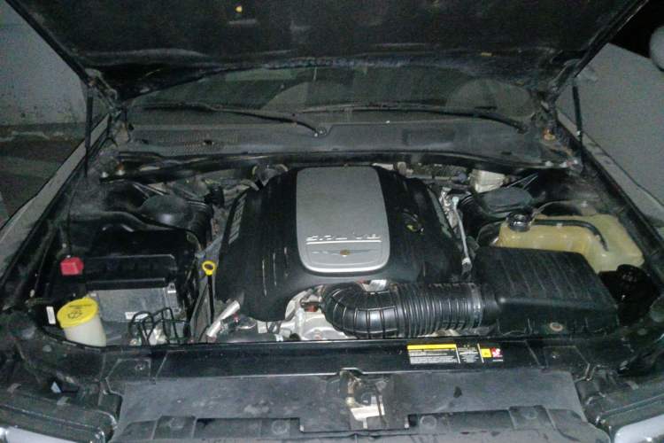 Used Chrysler 300C 2006 5.7L Luxury Navigation Edition Engine Bay