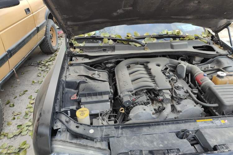 Used Chrysler 300C 2006 3.5L Luxury Navigation Edition Engine Bay Right