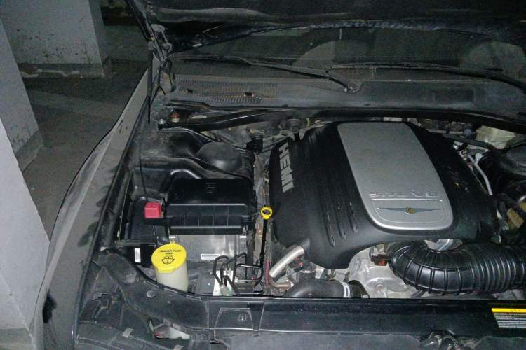Used Chrysler 300C 2006 5.7L Luxury Navigation Edition Engine Bay Right