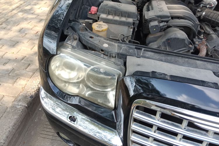 Used Chrysler 300C 2006 2.7L Luxury Edition Engine Bay Right