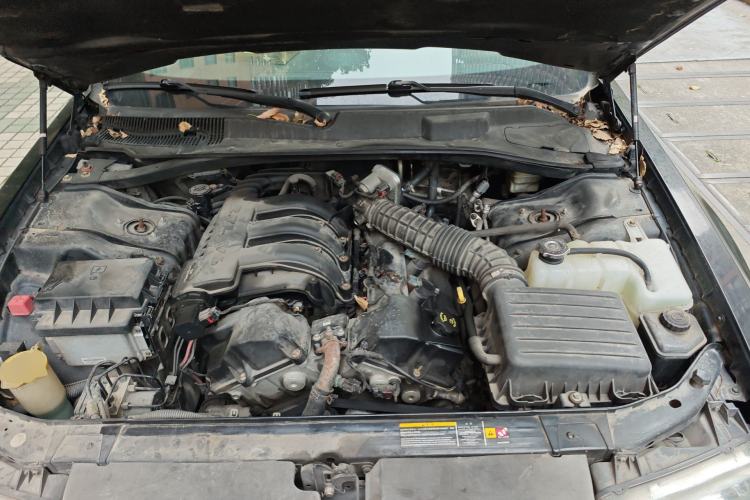 Used Chrysler 300C 2006 2.7L Luxury Edition Engine Bay