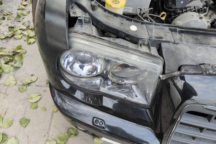 Used Chrysler 300C 2006 3.5L Luxury Navigation Edition Right Front Headlight