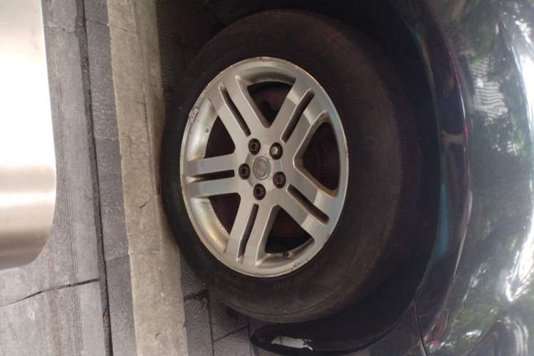 Used Chrysler 300C 2006 3.5L Luxury Navigation Edition Right Front Wheel Hub