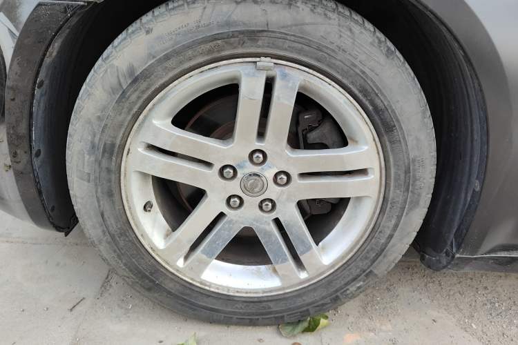 Used Chrysler 300C 2006 3.5L Luxury Navigation Edition Right Front Wheel Hub