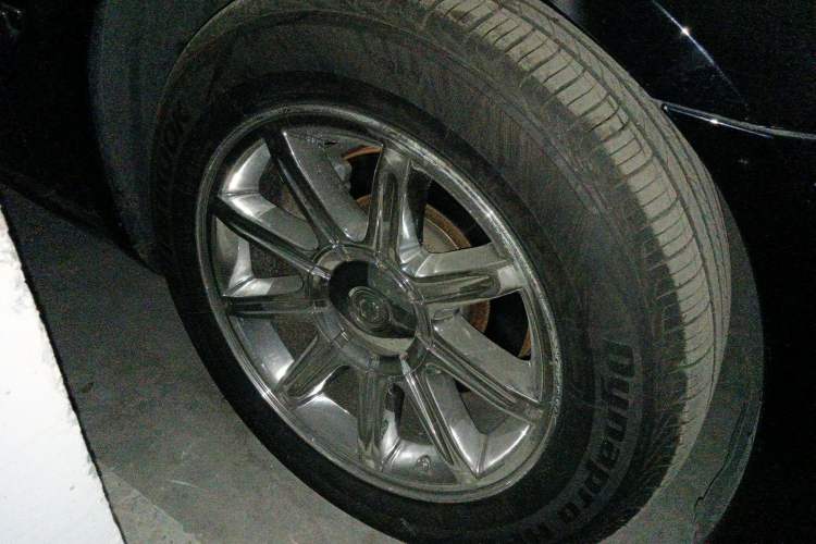 Used Chrysler 300C 2006 5.7L Luxury Navigation Edition Right Front Wheel Hub