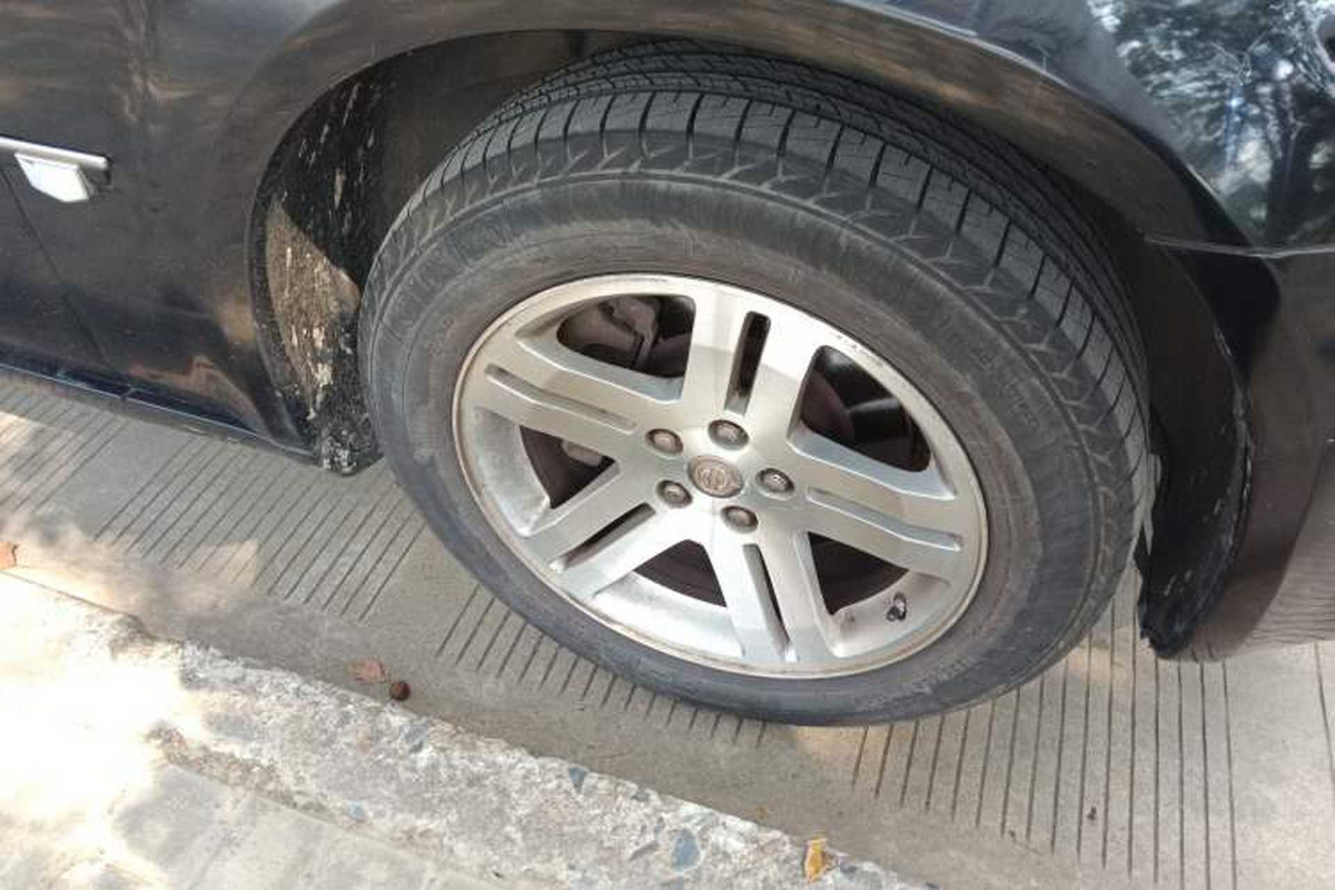 Used Chrysler 300C 2006 2.7L Luxury Edition Right Front Wheel Hub