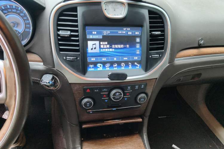 Used Chrysler 300C 2012 3.6L Luxury Edition Audio And AC Panel