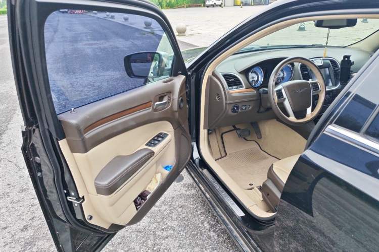 Used Chrysler 300C 2012 3.6L Luxury Edition Driver Seat