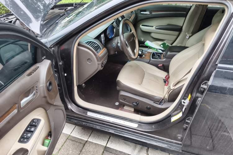 Used Chrysler 300C 2012 3.6L Luxury Edition Driver Seat