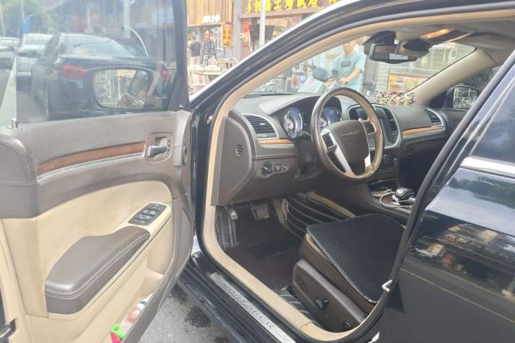 Used Chrysler 300C 2012 3.6L Luxury Edition Driver Seat