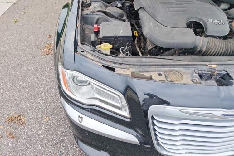 Used Chrysler 300C 2012 3.6L Luxury Edition Engine Bay Right