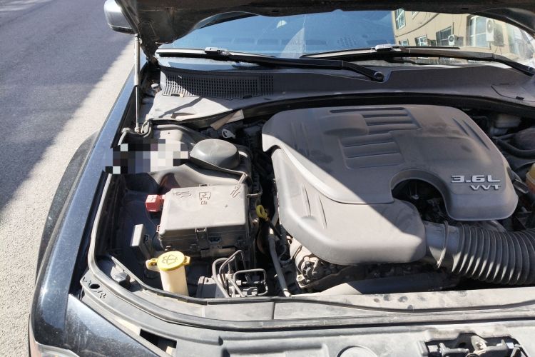 Used Chrysler 300C 2012 3.6L Luxury Edition Engine Bay Right