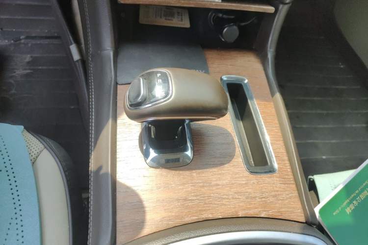 Used Chrysler 300C 2012 3.6L Luxury Edition Gear Lever