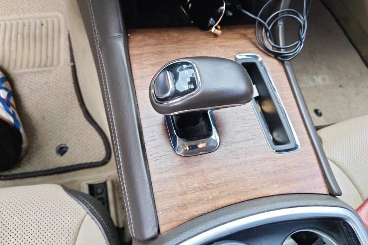 Used Chrysler 300C 2012 3.6L Luxury Edition Gear Lever