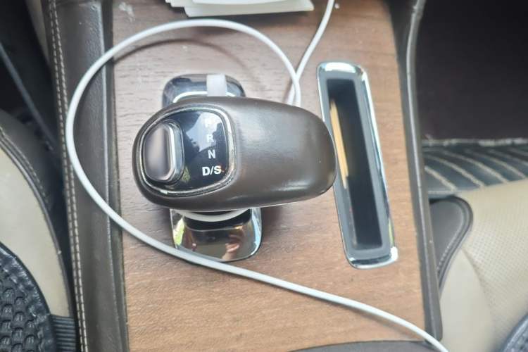 Used Chrysler 300C 2012 3.6L Luxury Edition Gear Lever