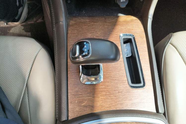Used Chrysler 300C 2012 3.6L Luxury Edition Gear Lever