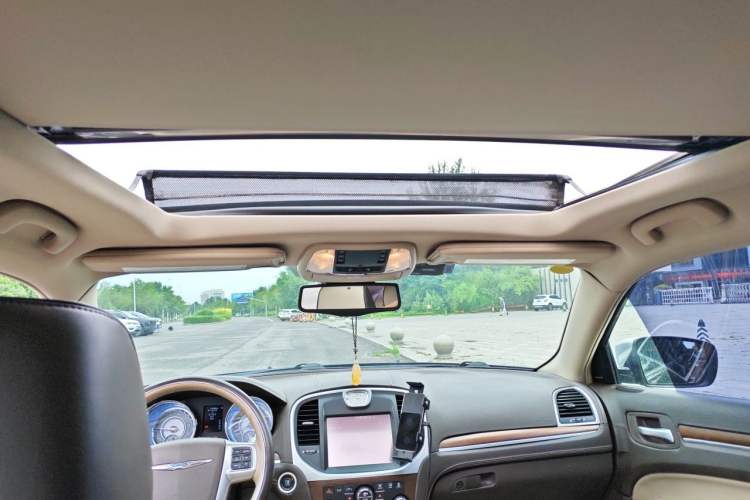 Used Chrysler 300C 2012 3.6L Luxury Edition Headliner