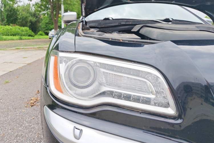 Used Chrysler 300C 2012 3.6L Luxury Edition Right Front Headlight