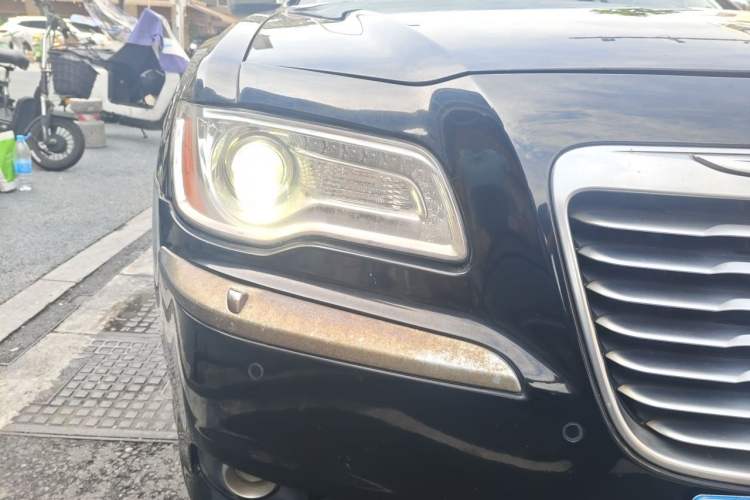 Used Chrysler 300C 2012 3.6L Luxury Edition Right Front Headlight