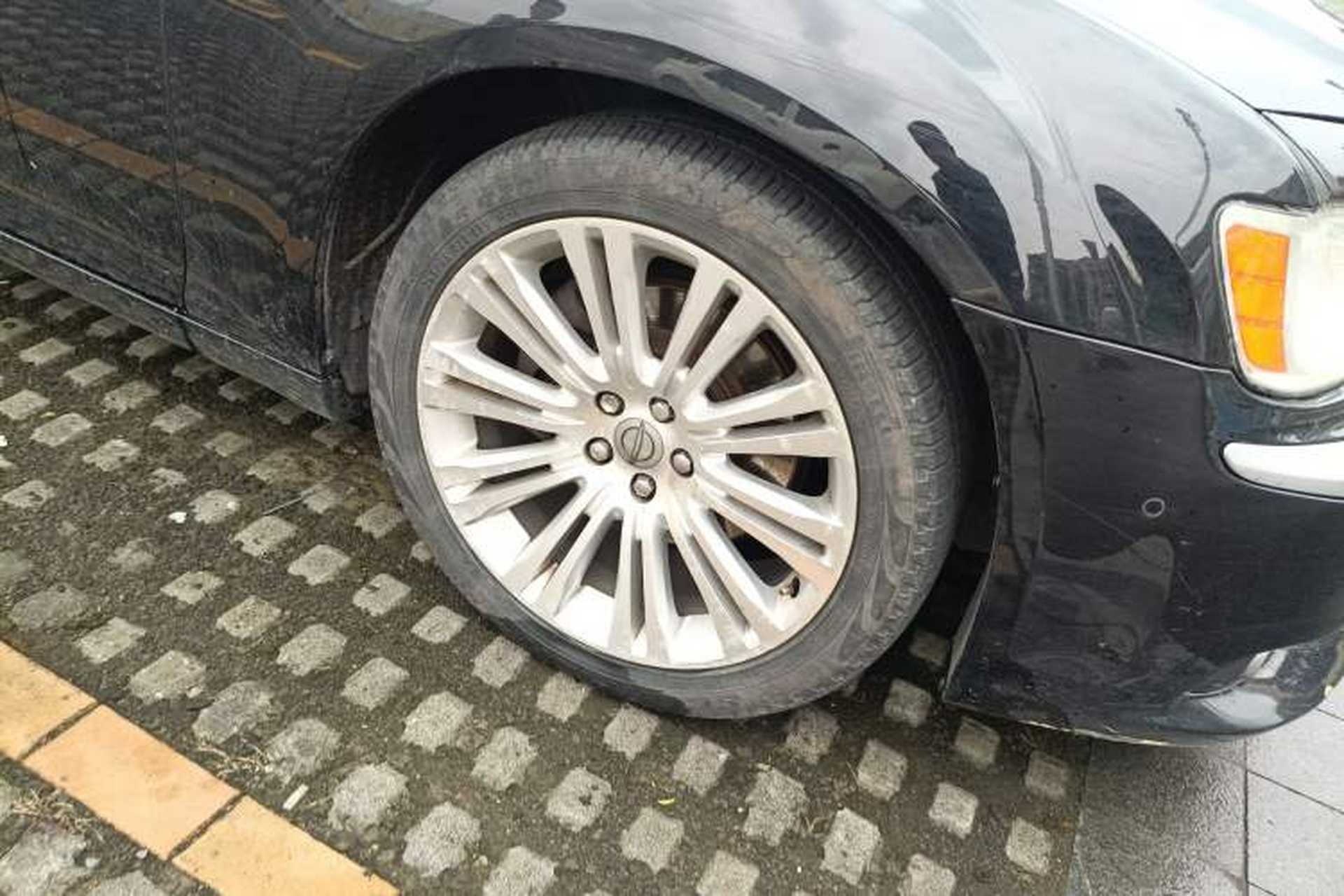 Used Chrysler 300C 2012 3.6L Luxury Edition Right Front Wheel Hub