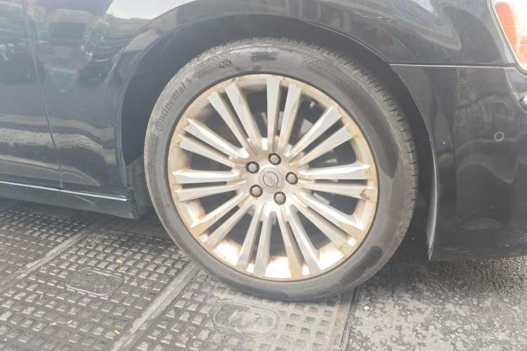 Used Chrysler 300C 2012 3.6L Luxury Edition Right Front Wheel Hub
