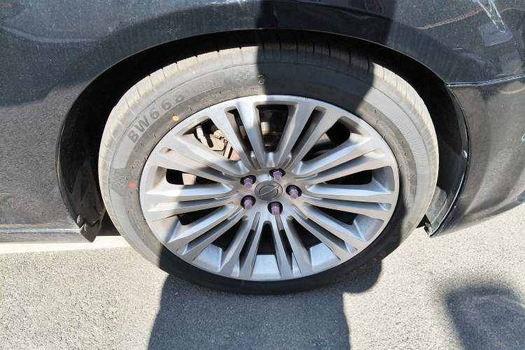 Used Chrysler 300C 2012 3.6L Luxury Edition Right Front Wheel Hub