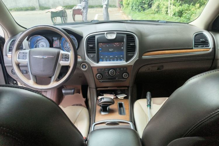 Used Chrysler 300C 2012 3.6L Luxury Edition Center Console