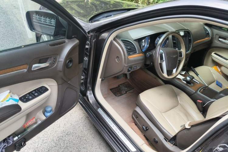 Used Chrysler 300C 2012 3.6L Luxury Edition Driver Seat