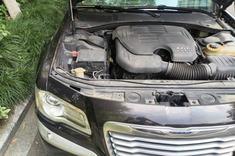 Used Chrysler 300C 2012 3.6L Luxury Edition Engine Bay Right