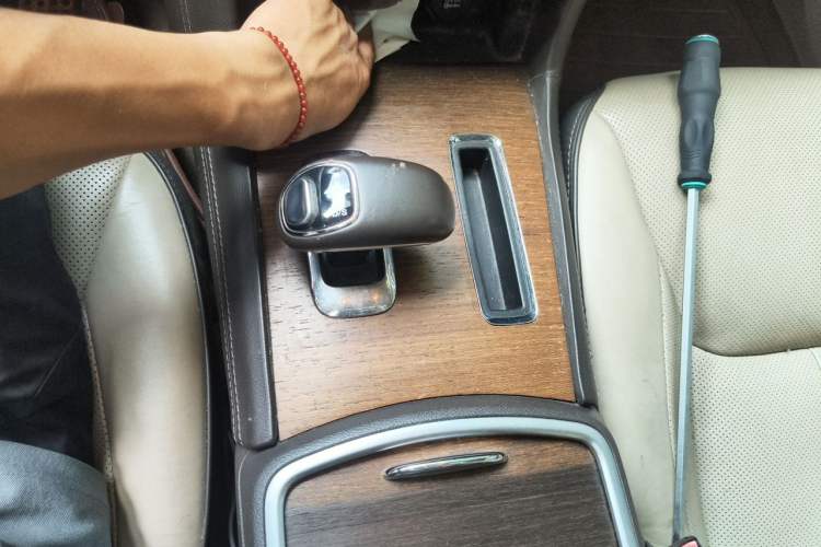 Used Chrysler 300C 2012 3.6L Luxury Edition Gear Lever